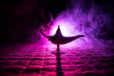 Antik Aladdin Arap geceleri, yumuşak beyaz dumanlı, karanlık arka planlı, cin tarzı yağ lambası. Dilek lambası konsepti
