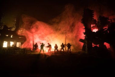 Savaş Konsepti. Askeri siluetler savaş sisli gökyüzü arka planında savaş sahnesi, Dünya Savaşı Askerleri Silueti Bulutlu Gökyüzünün Altında Gece. Harap olmuş şehirde savaş. Seçici odak