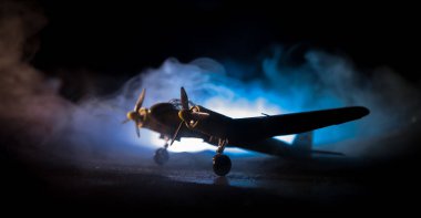 Alman Junker (Ju-88) gece bombacısı. Jet motorlu uçağın ölçekli modeline sahip sanat eserleri. Işıklı sisli bir zemin. Savaş sahnesi. Seçici odak