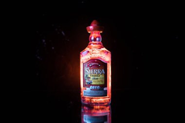 Bakü, Azerbaycan - 16 Haziran. 2019. Destileras Sierra Unidas, Guadalajara, Meksika'da üretilen, Hamburg'dan Borco-Marken-Import şirketine ait bir likör markası olan Sierra Tekila şişesi.