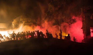 Savaş Konsepti. Askeri siluetler savaş sisli gökyüzü arka planında savaş sahnesi, Dünya Savaşı Askerleri Silueti Bulutlu Gökyüzünün Altında Gece. Harap olmuş şehirde savaş. Seçici odak