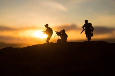 Savaş Konsepti. Askeri siluetler savaş sisli gökyüzü arka planında savaş sahnesi, Dünya Savaşı Askerleri Silueti Bulutlu Skyline 'ın altında gün batımı. Seçici odak
