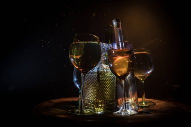 Ahşap masada şarap kadehi ve arka planda güzel renkli ışıklar. Karanlık arka planda şarap kadehleri. Seçici odaklanma. Kulüp içki konsepti