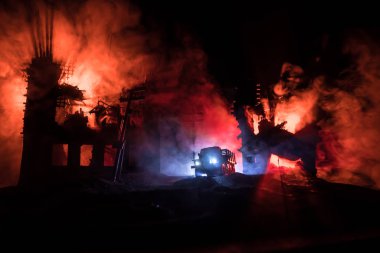 Savaş Konsepti. Askeri siluetler savaş sisli gökyüzü arka planında savaş sahnesi, Dünya Savaşı Askerleri Silueti Bulutlu Gökyüzünün Altında Gece. Harap olmuş şehirde savaş. Seçici odak