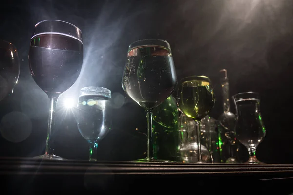 Goblet Vin Träbord Med Vackra Tonade Lampor Bakgrunden Glasögon Vin — Stockfoto