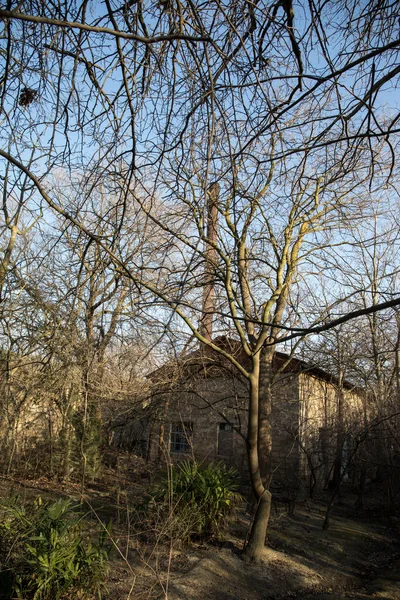 Verlassenes Abgebranntes Altes Haus Winter Bei Sonnenuntergang Wald Verlassenes Jagdhaus — Stockfoto