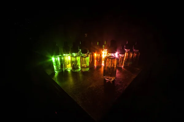 Концепція Вейпу Димові Хмари Вейп Рідкі Пляшки Темному Тлі Світлові — стокове фото