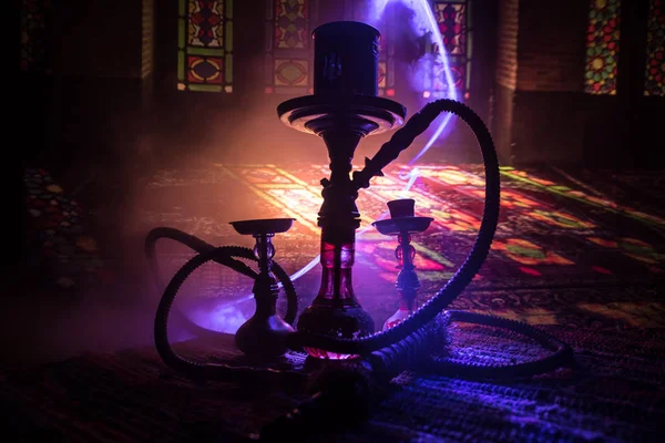 Shisha Kasesinde Sıcak Nargile Kömürleri Arap Kısımlarında Buhar Bulutları Oluşturuyor — Stok fotoğraf