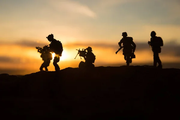 Concepto Guerra Siluetas Militares Luchando Escena Fondo Del Cielo Niebla — Foto de Stock