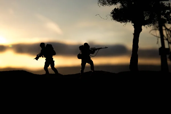 Concepto Guerra Siluetas Militares Luchando Escena Fondo Del Cielo Niebla — Foto de Stock