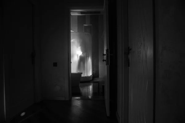 Koncepcja Halloween Przerażająca Sylwetka Osoby Kabinach Prysznicowych Zabójczy Maniak Łazience — Zdjęcie stockowe
