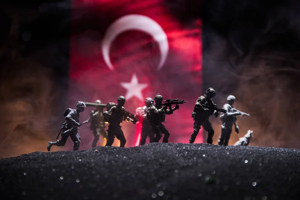 Concept Armée Turque Silhouette Soldats Armés Contre Drapeau Turc Décoration — Photo