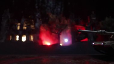 Tank silueti savaş sahnesinin gece sisli arkaplanındaki görüntüleri
