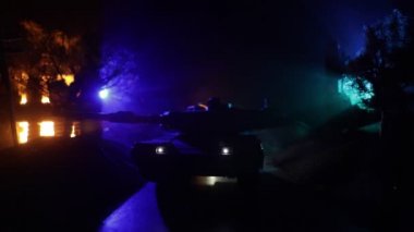 Tank silueti savaş sahnesinin gece sisli arkaplanındaki görüntüleri