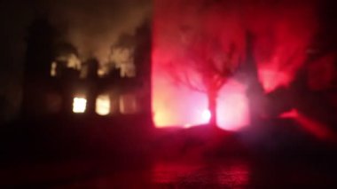 Tank silueti savaş sahnesinin gece sisli arkaplanındaki görüntüleri