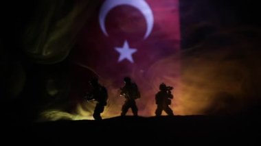 Koyu arkaplanda oyuncak askerler olan Türk bayrağının yakın çekim görüntüleri