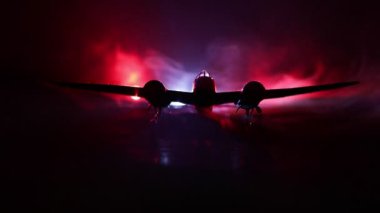 Koyu arkaplanda minyatür uçak figürünün yakın çekim görüntüleri