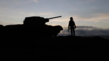Savaş Konsepti. Askeri siluetler gökyüzü arka planında dövüş sahnesi