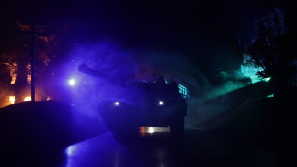 夜间在雾蒙蒙的战争背景下坦克侧写战斗场景的镜头 — 图库视频影像