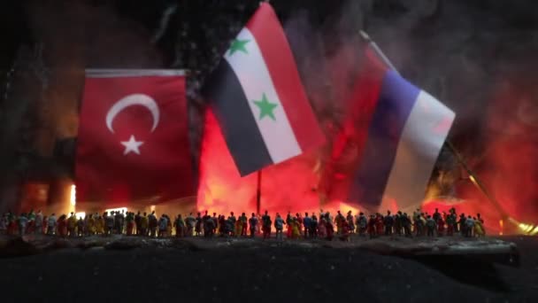 Close Upbeelden Van Turkse Syrische Russische Vlaggen Mensenfiguren Donkere Achtergrond — Stockvideo