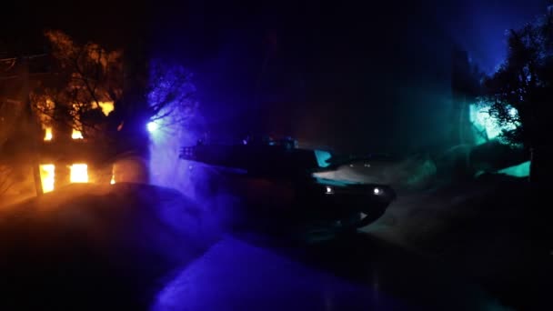 戦場の戦車シルエット戦闘シーンの映像霧の背景夜 — ストック動画