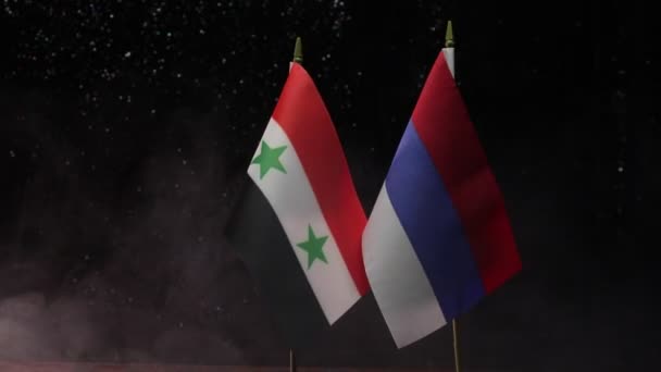 Close Beelden Van Syrische Russische Vlaggen Donkere Achtergrond — Stockvideo