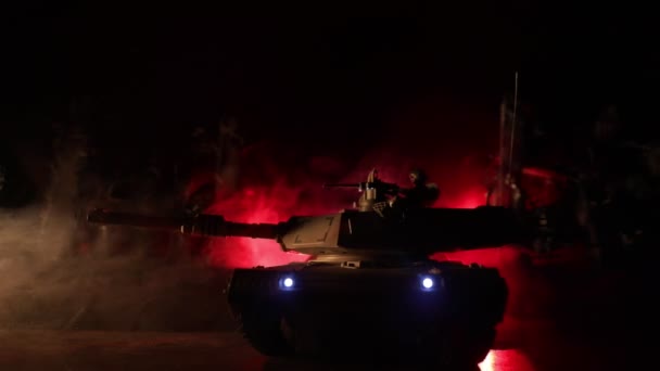 Tank Silueti Savaş Sahnesinin Gece Sisli Arkaplanındaki Görüntüleri — Stok video