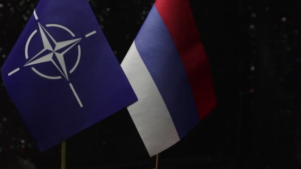 Close Beelden Van Nato Russische Vlaggen Donkere Achtergrond — Stockvideo