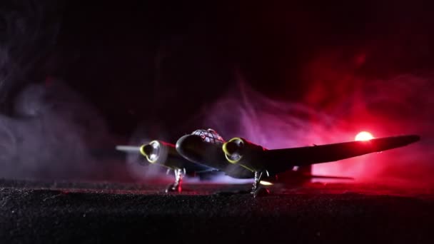 Nahaufnahmen Von Miniatur Flugzeugfigur Auf Dunklem Hintergrund — Stockvideo