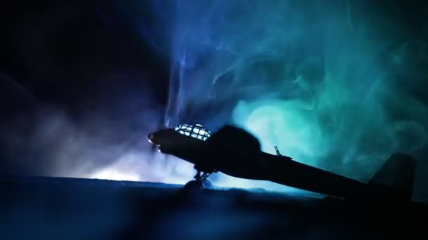 Κοντινό Πλάνο Μικροσκοπικής Φιγούρας Αεροπλάνου Σκούρο Φόντο — Αρχείο Βίντεο