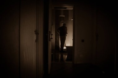 Cadılar Bayramı konsepti Duş kabinindeki korkunç insan silueti. Parlayan ışıkları olan katil manyak banyoda. Uzun pozlama