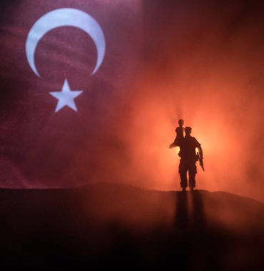 Türk ordusu konsepti. Türk bayrağına karşı asker silueti. Yaratıcı sanat dekorasyonu. Türk askeri omzunda küçük bir çocuk taşıyor. Seçici odak