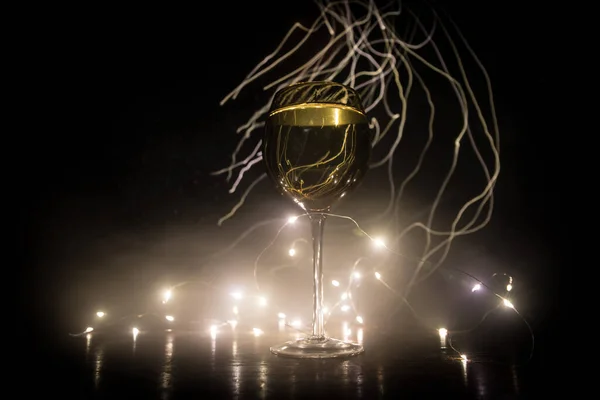 Kielich Wina Drewnianym Stole Pięknymi Stonowanymi Światłami Tle Szklanki Wina — Zdjęcie stockowe