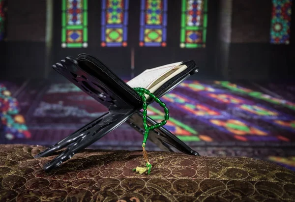 Corão Muçulmano Sagrado Tapete Oriental Mesquita Livro Islâmico Alcorão Com — Fotografia de Stock