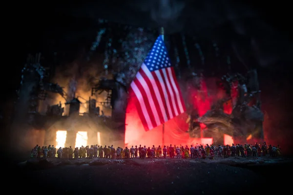 Närbild Flagga Usa Mot Förstörd Stad Natten Dekorerad Diorama Publiken — Stockfoto