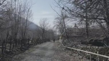 Sonbahar sabahının kırsal köyünün manzaralı görüntüleri
