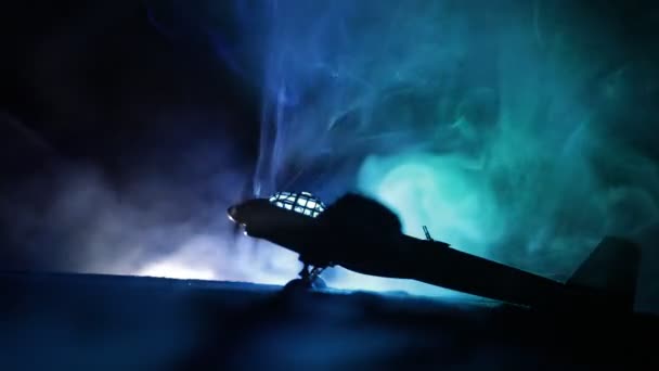 Avión Combate Segunda Guerra Mundial Cubierto Niebla Azul Oscuro Escena — Vídeos de Stock