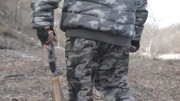 襲撃ライフルを持ったマスクの男が森の中で攻撃する準備ができてる 銃を狙う危険な盗賊 山岳道路での軍事作戦中の特殊部隊 — ストック動画