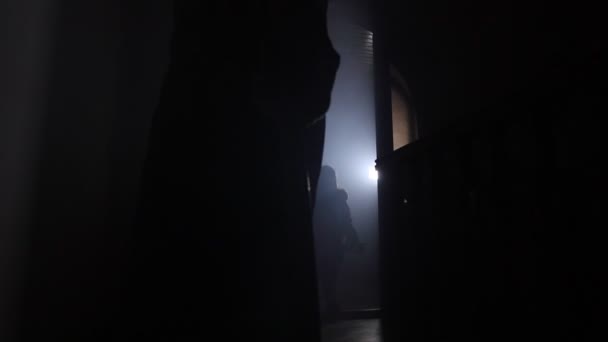 暗室での殺人犯の映像ホラー映画のコンセプト — ストック動画