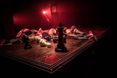 Satranç masası iş fikirleri ve rekabet konsepti. Kırık satranç tahtasıyla karanlık bir arka planda satranç figürü. Yaratıcı sanat dekorasyonu. Seçici odak