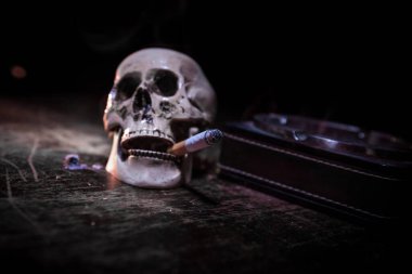 Sigara içilmiyor. Sigaralı yaratıcı tablo dekorasyonu. Sigara kansere neden olur ve öldürür. Hayat boyu kafatası ve sigara. Seçici odak