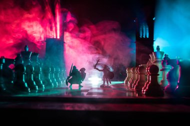 Süvari ve satranç tahtası üzerinde piyade ile ortaçağ savaş sahnesi. Satranç oyununu kavramı iş fikirleri ve rekabet ve strateji fikirler duman ve sis karanlık bir arka plan üzerinde satranç figürleri.