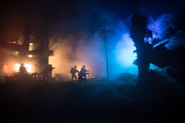 Savaş Konsepti. Askeri siluetler savaş sisli gökyüzü arka planında savaş sahnesi, Dünya Savaşı Askerleri Silueti Bulutlu Gökyüzünün Altında Gece. Harap olmuş şehirde savaş. Seçici odak