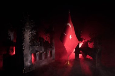Yakın plan, Rusya ve Türkiye 'nin bayrakları yıkılmış şehre karşı gece. Madalyalı diyorama. Savaş krizi kavramı ve uluslar arasındaki siyasi çatışmalar. Seçici odak