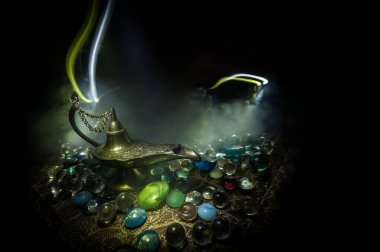 Antik Aladdin Arap geceleri, yumuşak beyaz dumanlı, karanlık arka planlı, cin tarzı yağ lambası. Dilek lambası konsepti