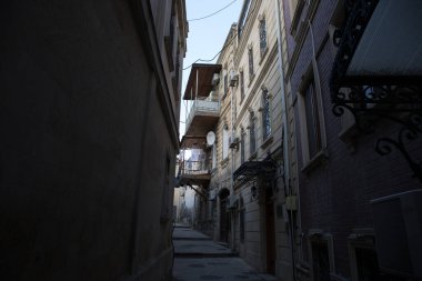 Azerbaycan 'ın eski kenti Bakü' de boş bir cadde. Eski şehir Bakü. Inner City binaları. Bahar erken geldi.