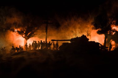 Savaş Konsepti. Zırhlı araç siluet savaş sahnesi sisli gökyüzü arka planında gece. Amerikan tankı savaşmaya hazır. Yaratıcı dekorasyon