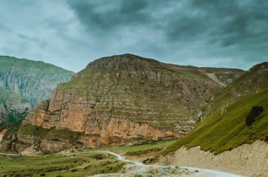 Bisikletli dağ yolu. Yüksek dağlardaki puslu dağ yolu dağ yollu bulutlu gökyüzü. Azerbaycan doğası