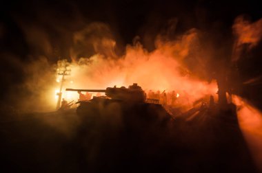 Savaş Konsepti. Zırhlı araç siluet savaş sahnesi sisli gökyüzü arka planında gece. Amerikan tankı savaşmaya hazır. Yaratıcı dekorasyon