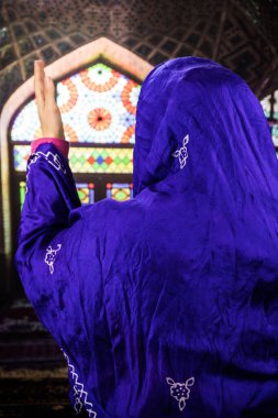 Müslüman bir kadın camide Allah için dua ediyor. Halıda dua eden Müslüman kadının elleri geleneksel kıyafetlerle, tesettürlü kadının elleri..